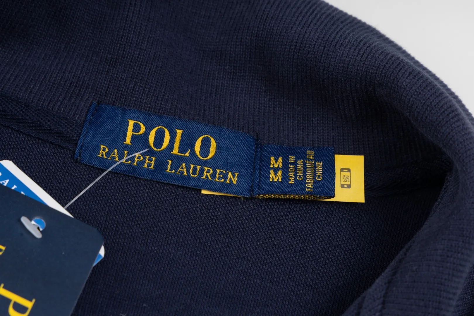 P230 #R97 Ralph lauren twelve-color embroidered pony logo half-zip high-neck long-sleeved knitted sweatshirt. The same style for men and women. The new half-zip sweatshirt for couples to wear in autumn is here! This kind of sweatshirt is really popular this year, even more popular than the hooded sweatshirt. Open the zipper and it can be used as a large lapel, which makes it more fashionable. The color of the classic design of the little war horse on the chest is matched with the embroidery. The simple zipper design echoes the brand logo, so you don’t need to match too much. The sweater version is loose enough! The fabric is custom-woven and dyed 100 cotton. 320g high gram weight 100% cotton knitted cotton with a certain thickness. The fabric is soft and comfortable, and the three-dimensional fabric is full of texture. The stitching is three needles and five threads, which is beautiful and strong. The pattern is also good. Although it is loose, it does not look bulky! - It is not a popular color scheme on the street. The color is pure and highly recommended. The upper body has a particularly high rate of turning heads. Loose style. Big drop shoulder OS style. Same style for men and women. Couple wear. Versatile and practical! Color: Gray, navy, khaki, green label, oatmeal brown label, apricot, black, army green, burgundy, pink, dark gray, light blue, white. Size: S M L XL Length: 70/72/74/76 Bust: 53.5/55.5/57.5/58.5 Shoulder width: 44/45/46/47 Sleeve length: 61/62/63/64